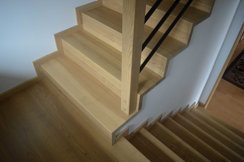 Schody drewniane dywanowe schody drewniane półkowe