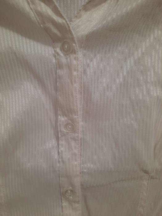 Biała koszula damska.