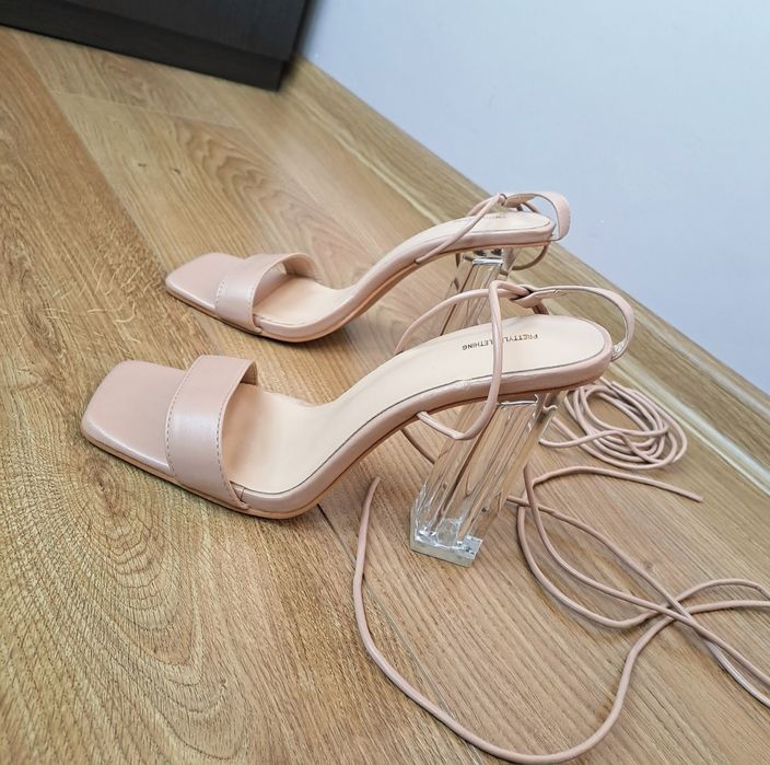 Женские бежевые босоножки на прозрачном каблуке с завязками