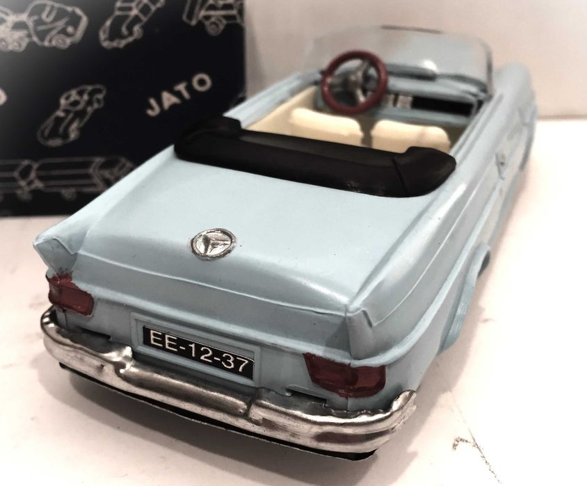 Mercedes antigo descapotável da JATO com fricção
