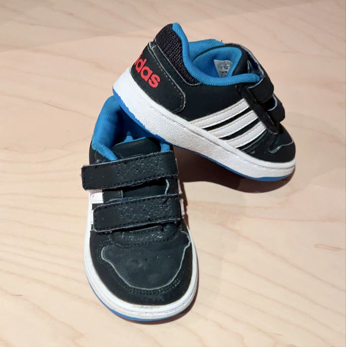 Ténis Adidas criança – Tamanho 21 – Conforto e estilo clássico