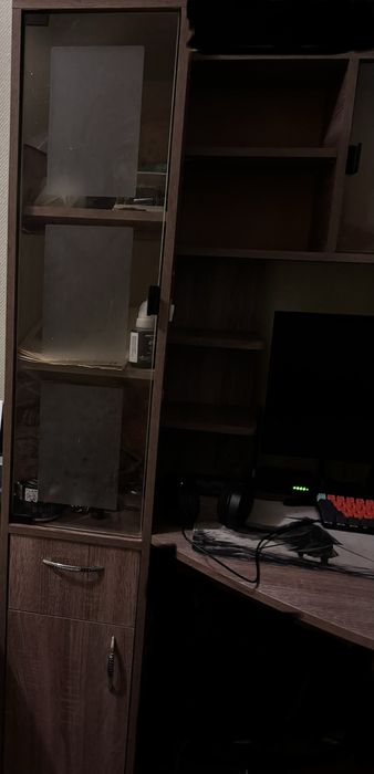 Великий комп'ютерний стіл із надбудовою та скляною вітриною.