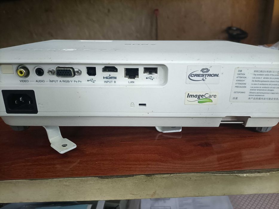 Projektor Sony wraz z ekranem