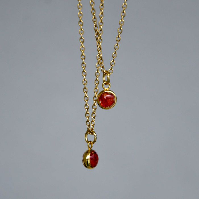 Wisiorek mini z czerwoną gipsówką