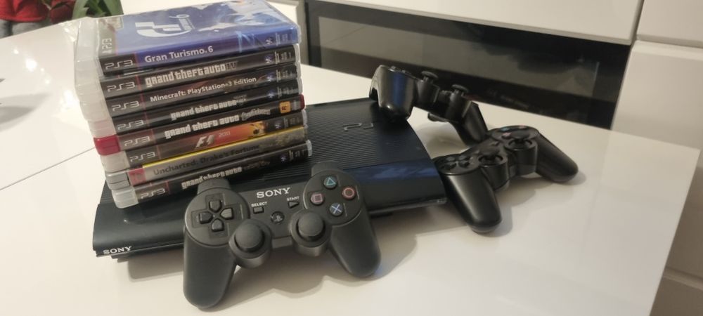 Ps3 super slim 1 Tb 3 pady +9gier