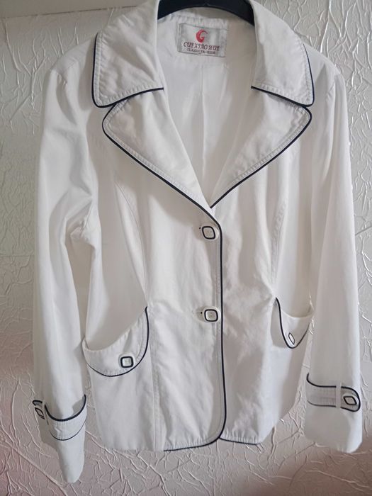 Biała damska marynarka