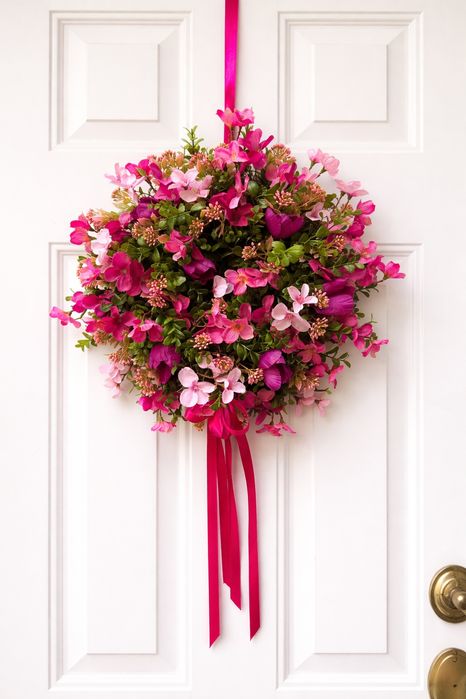 Wiosenny wianek na drzwi z kwiatami jabłoni, krokusami, bukszpan