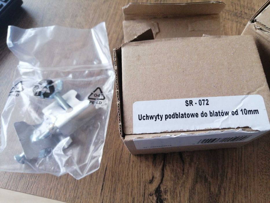 Uchwyty podblatowe do montowania zlewozmywaka