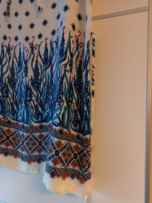 Vestido curto creme com padrão azul