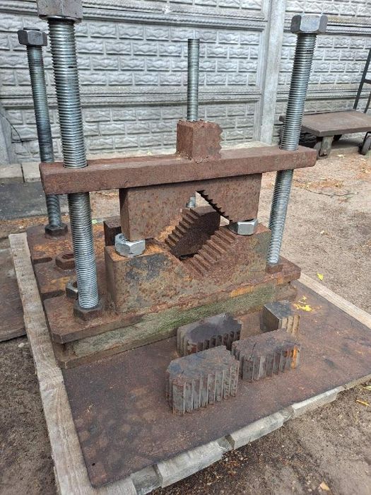 Stół do rozkręcania siłowników hydraulicznych