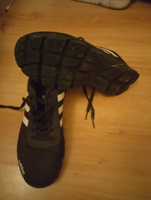 Tênis adidas de cor preta