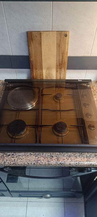 Placa de fogão Teka gás e eléctrica, com tampa de vidro