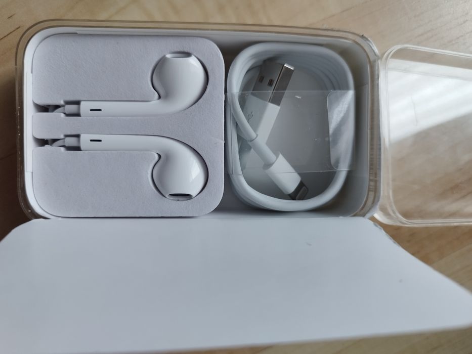 Zestaw oryginalne słuchawki Apple i kabel USB iPhone