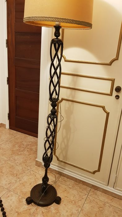 Candeeiro de Pé Alto em Pau Preto