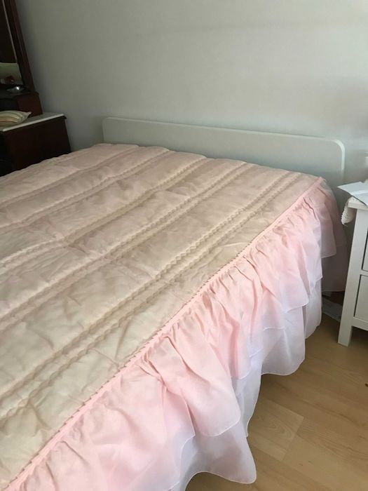 colcha nova cor de rosa com um folho