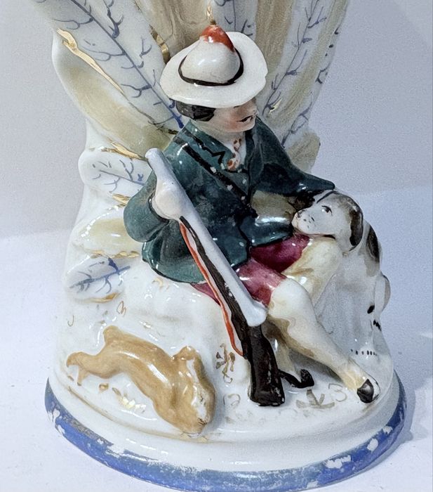 Antiga jarra leque com motivo de caça em porcelana inglesa Staffordshire