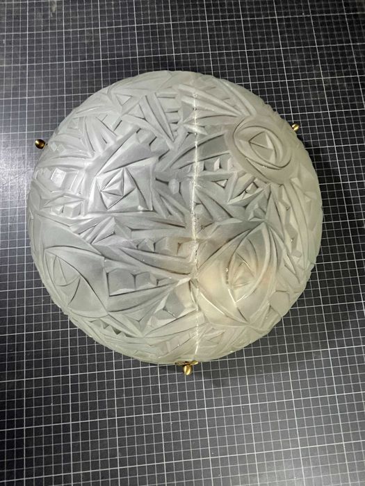 Candeeiro antigo com cordões em sirgaria e taça de vidro translucido