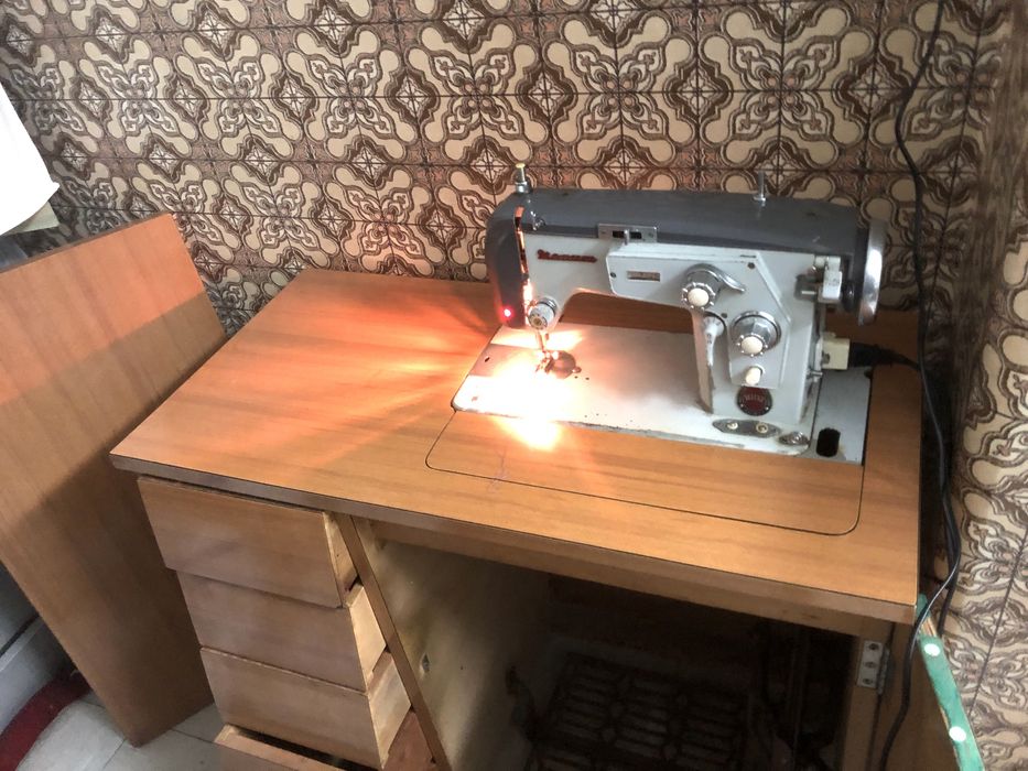Maquina de costura Novum com adaptador eletrico