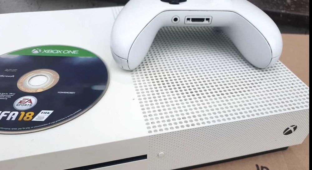 Xbox One S, 500 GB + pad