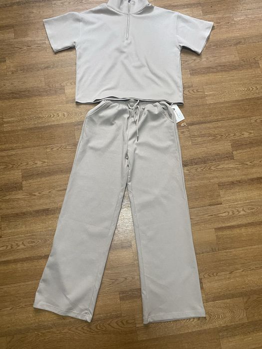 Літній костюм бежевого кольору