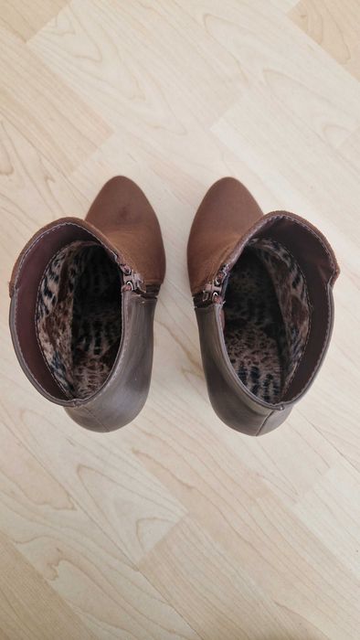 Botas castanhas salto alto, com tachas de lado, tamanho 35
