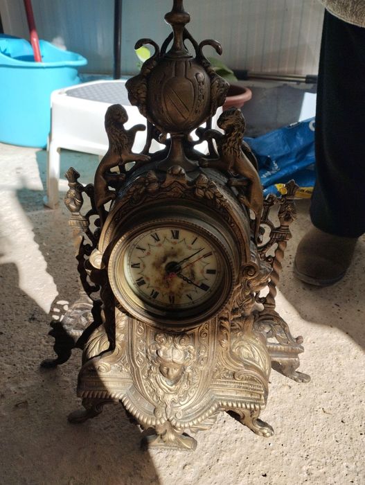 Relógio em bronze, muito antigo e pesado