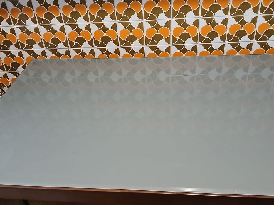 Mesa com vidro fosco e madeira maciça