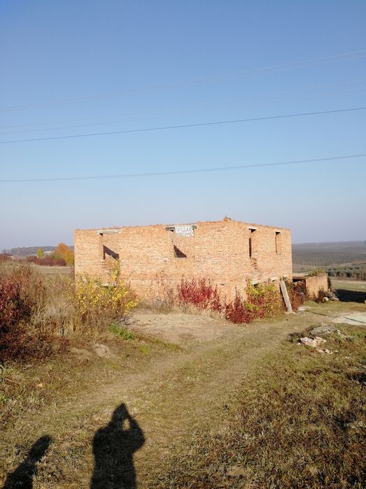 Незавершене будівництво двоповерхового будинку