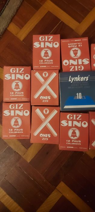 17 caixas de 12 giz de 12 cores diferentes.  Novos. Vejam fotos elucid