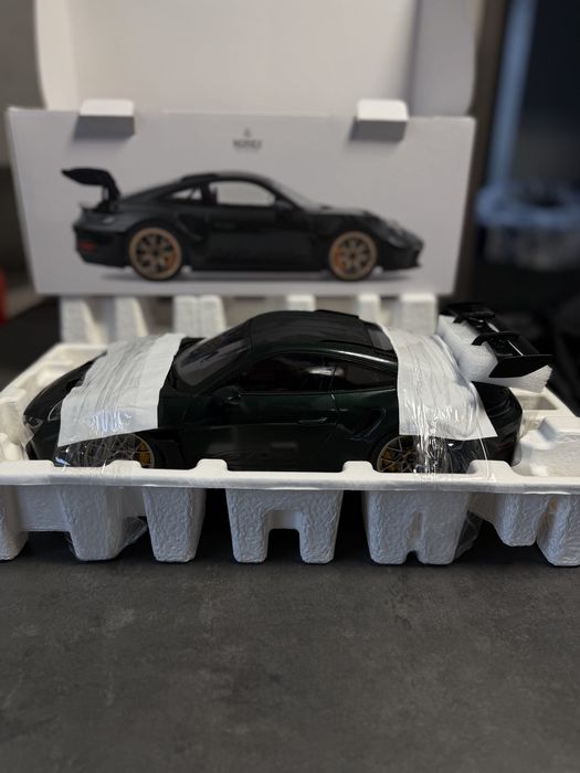 Продам коллекционную модель Porsche 911 GT3RS 1:12