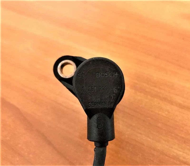 Датчик коленвала 3.0 TDI Volkswagen Touareg / Audi Q7 077905381K