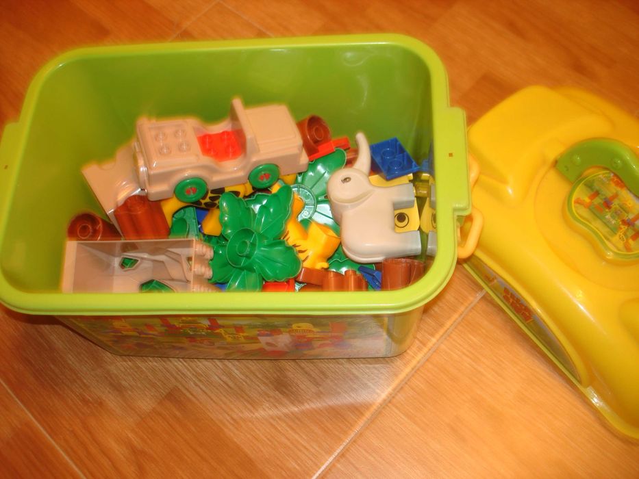 Vendo Balde de Legos da Selva a muito bom preço