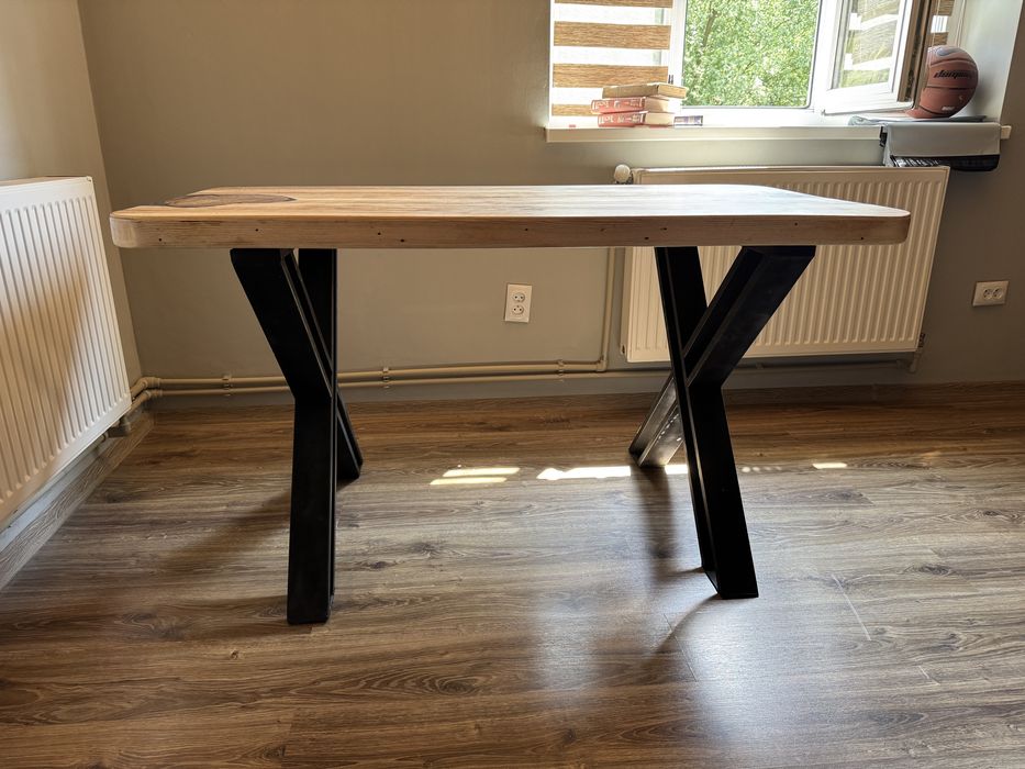 Унікальний лофт стіл з епоксидною смолою та ефектом потертостей