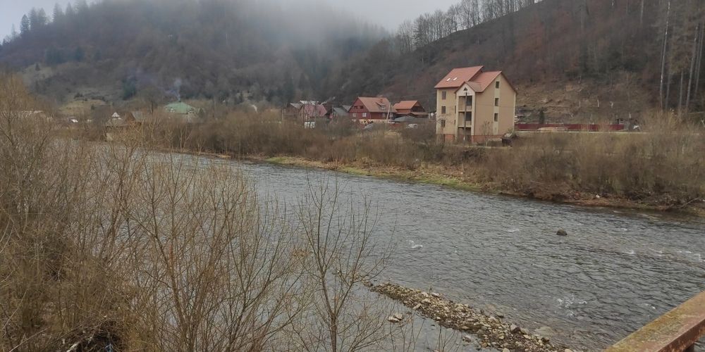 Дикий зруб у Карпатахк— свій еко-будинок у горах