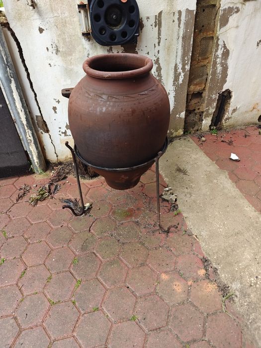Vaso de barro e base de ferro