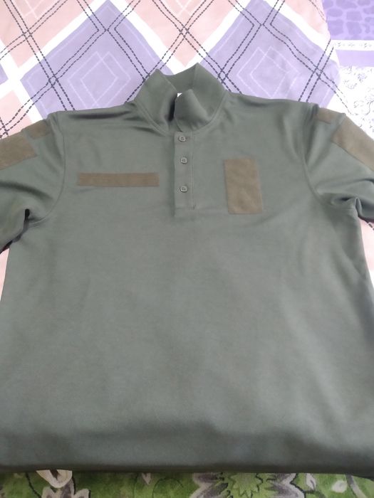 В отличном состоянии 2 футболки, и штаны с рубашкой по отличной цене