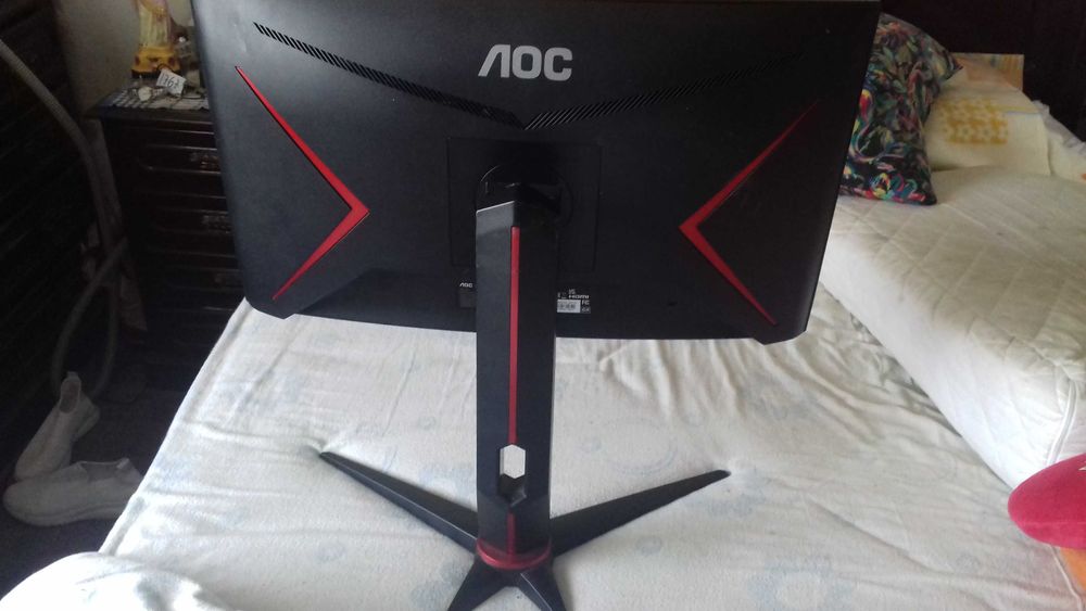 AOC 24-inch monitor, functional but with cracked screen as shown in photos64729494496769121