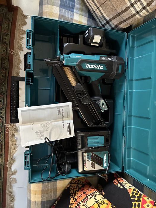 Pregadora de madeiras várias sem fio 18v MAKITA C/carregador & bateria