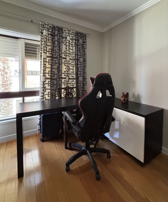 Secretaria com movel de apoio