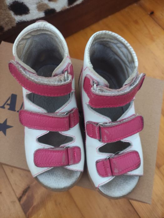 Ортопедичне взуття для дівчинки