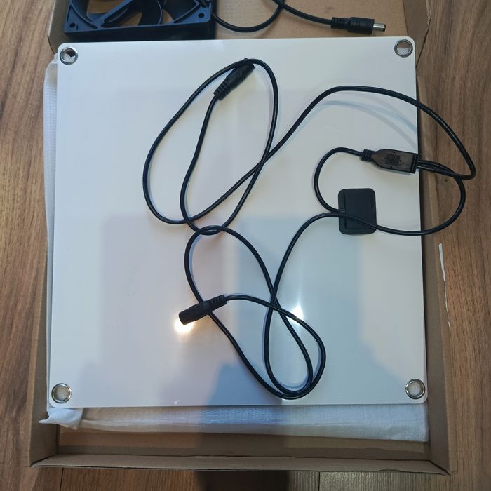 Turystyczne wentylatory zasilane panelem słonecznym.