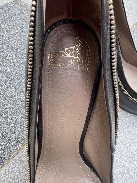 Szpilki marki Versace używane