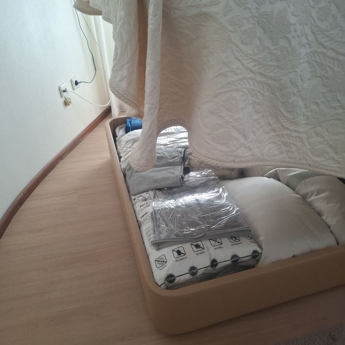 Cama casal praticamente nova com pouco uso