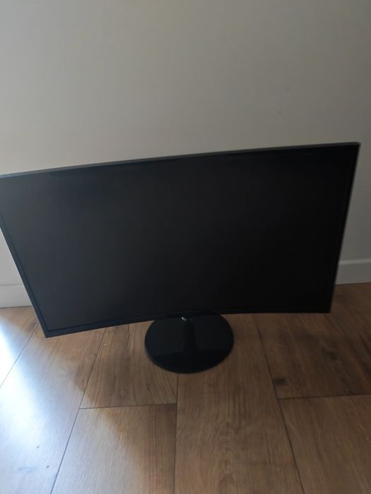 Monitor i komputer na sprzedaż idealny do gier i pracy