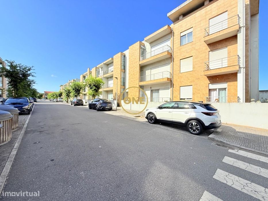 Apartamento T2 em Árvore – Excelentes Áreas, Garagem Fechada para 2 Ca