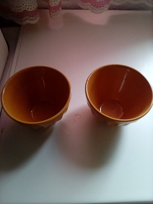 Potes e cumbucas e chávenas de porcelana