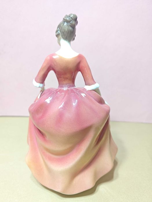 Figurka porcelanowa "WINTER WELCOME" Royal Doulton HN3611