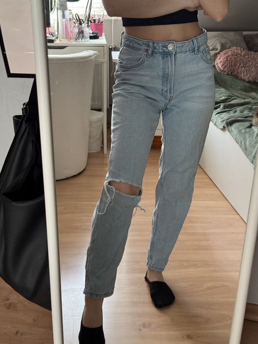 Spodnie jasnoniebieskie mom jeans z dziurą
