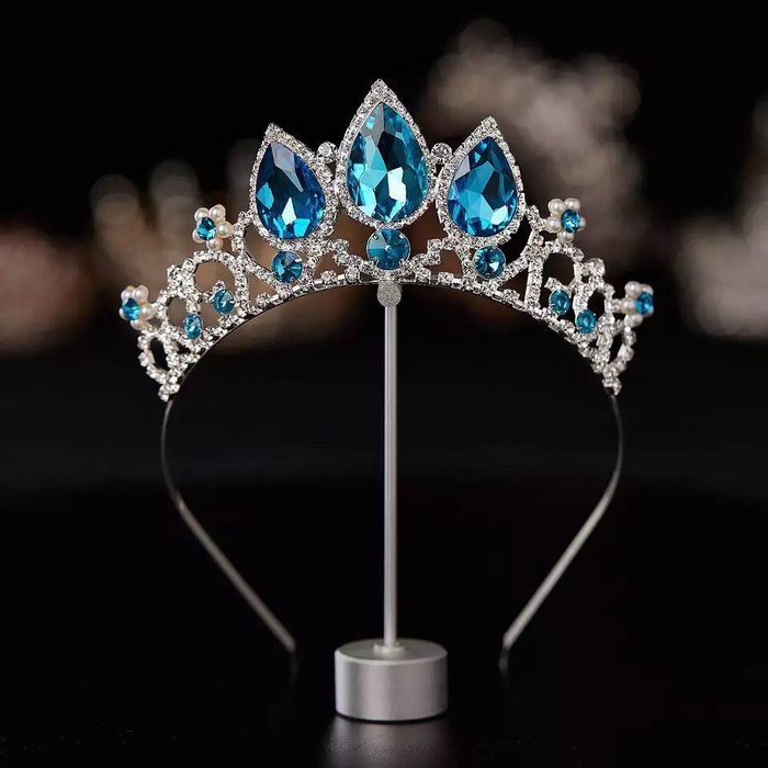 Діадеми з блакитним камінням для будь-якого свята