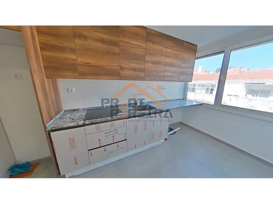 Apartamento T3 totalmente remodelado - Santo António dos Cavaleiros...
